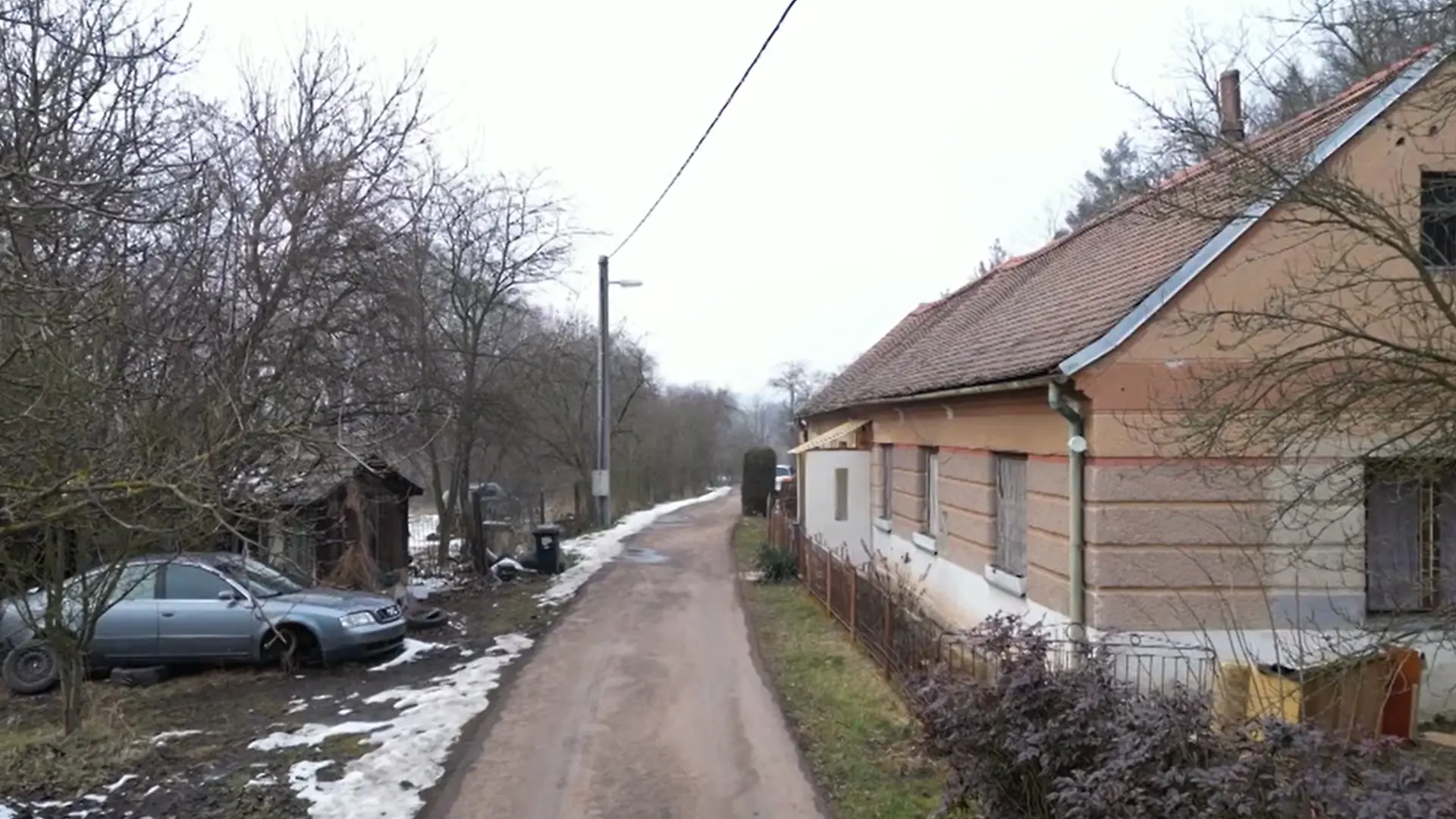 Ein Haus in einem Dorf.