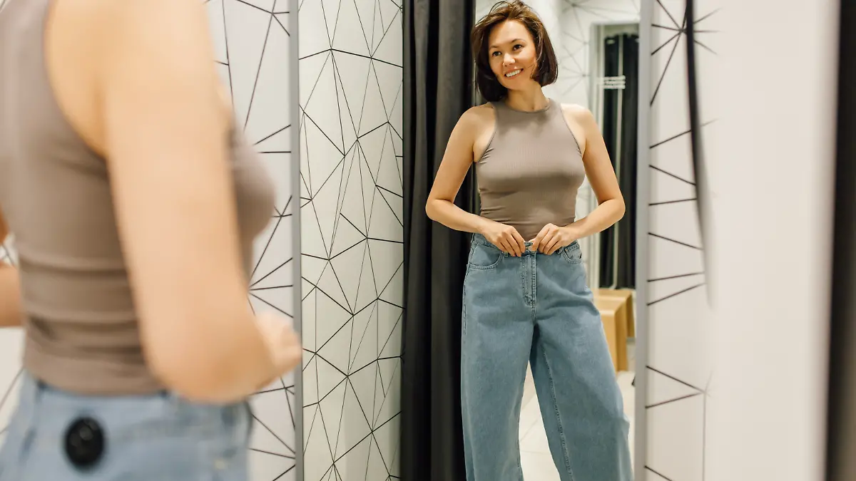 Frau probiert Jeans an.