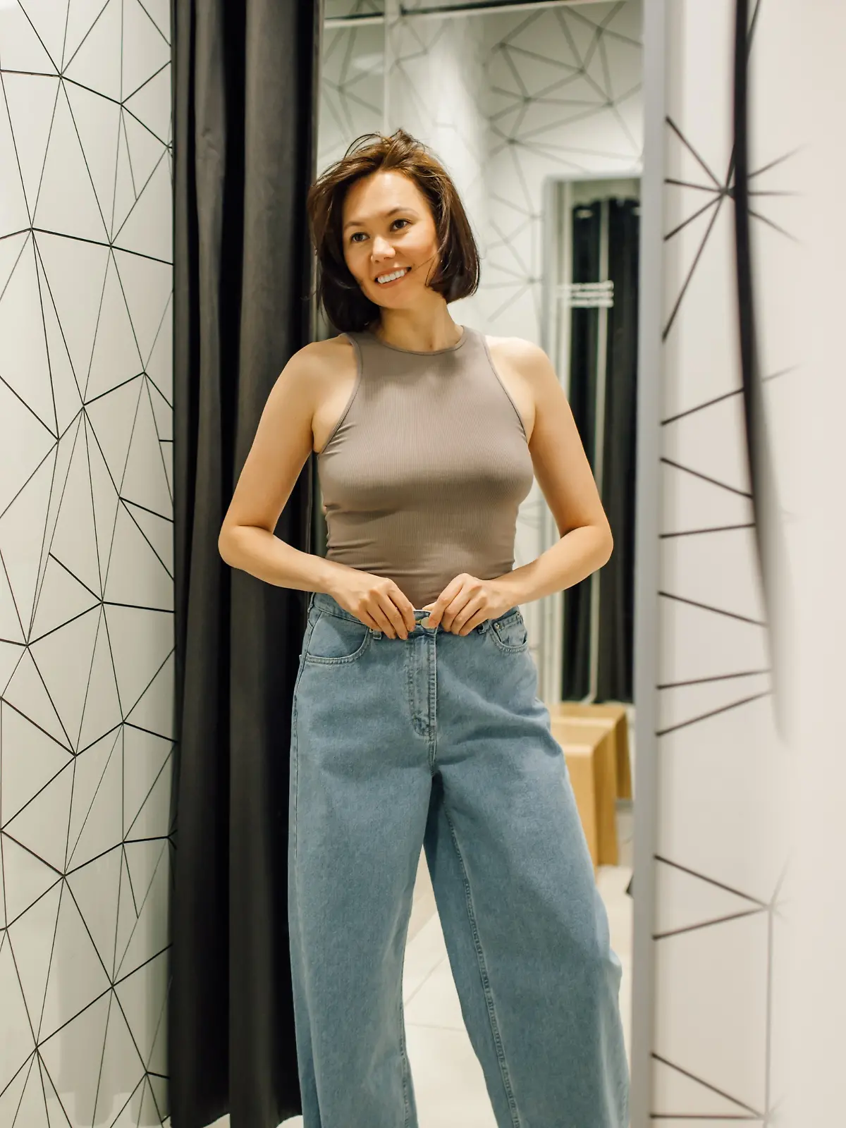 Frau probiert Jeans an.