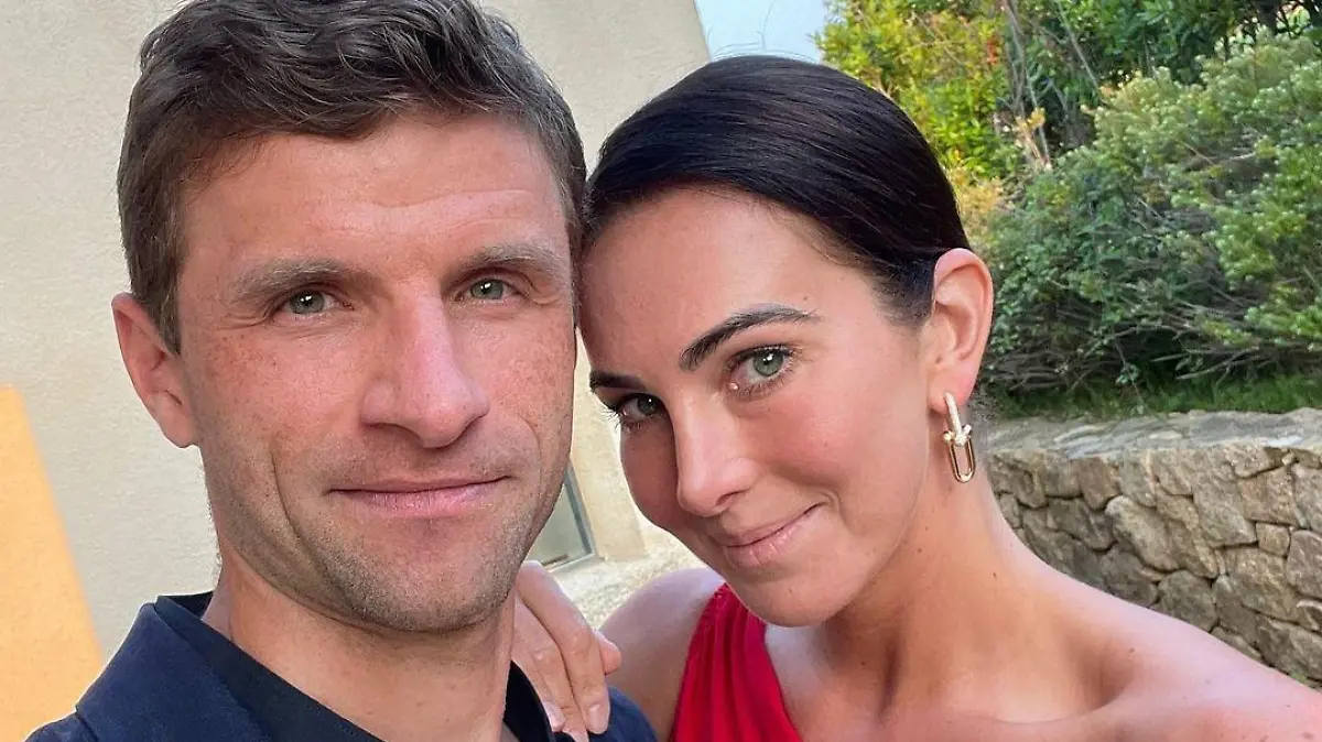 Thomas Müller und seine Ehefrau Lisa genießen ihren Sommerurlaub in vollen Zügen.