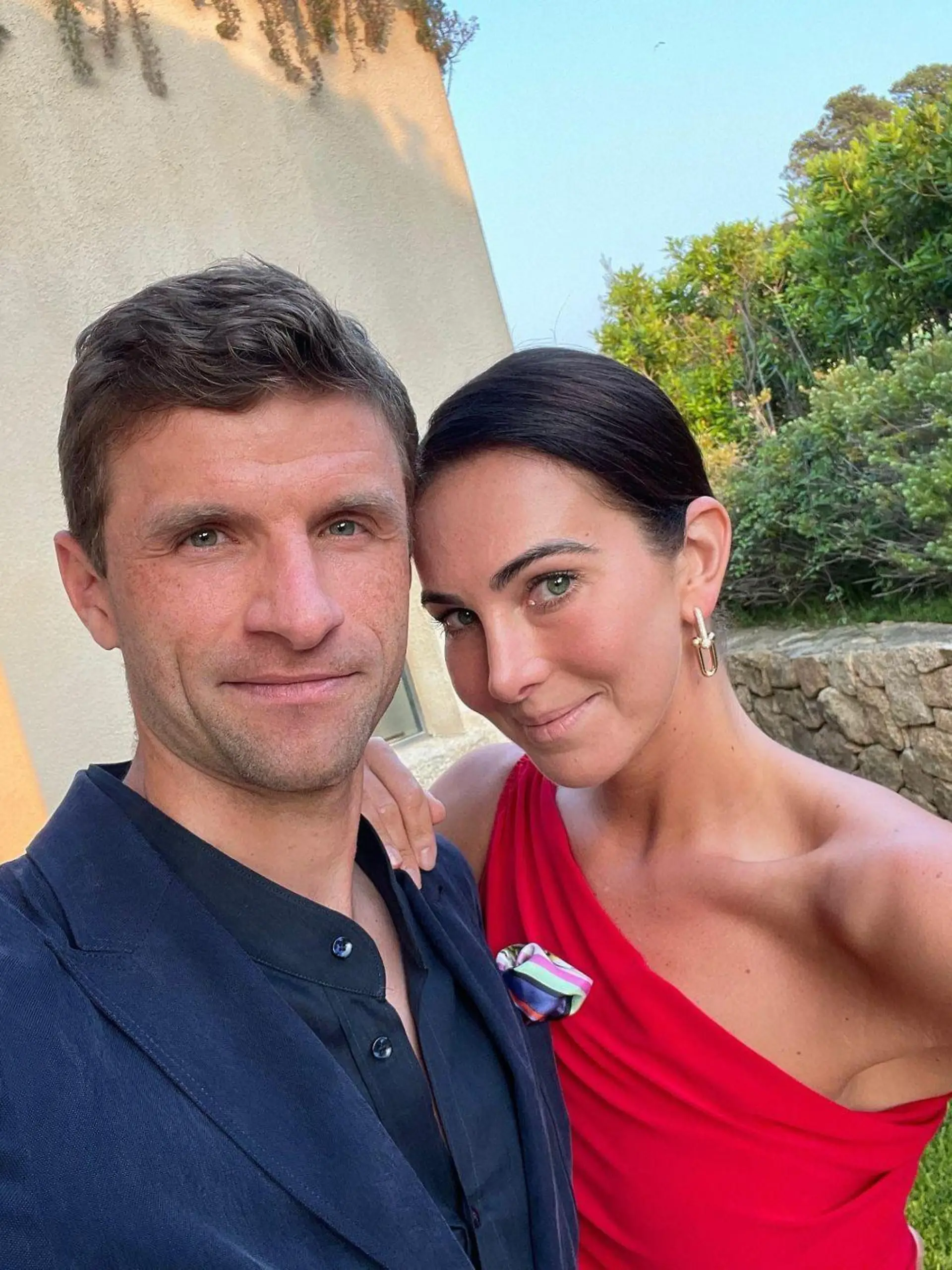 Thomas Müller und seine Ehefrau Lisa genießen ihren Sommerurlaub in vollen Zügen.