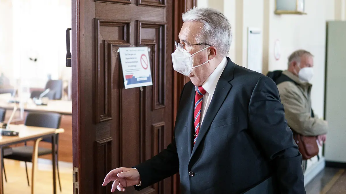 08.04.2022, Hamburg: Der ehemalige Bezirksamtsleiter Harald Rösler betritt den Gerichtssaal. Dem früheren Leiter des Bezirksamts Nord wird laut ursprünglicher Anklage Bestechlichkeit, Vorteilsgewährung und Bestechung sowie Untreue im besonders schweren Fall vorgeworfen. Foto: Axel Heimken/dpa +++ dpa-Bildfunk +++