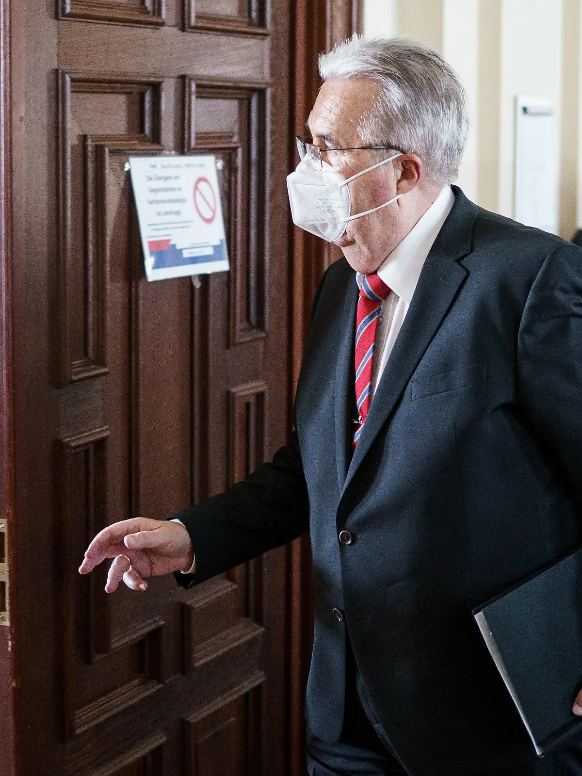 08.04.2022, Hamburg: Der ehemalige Bezirksamtsleiter Harald Rösler betritt den Gerichtssaal. Dem früheren Leiter des Bezirksamts Nord wird laut ursprünglicher Anklage Bestechlichkeit, Vorteilsgewährung und Bestechung sowie Untreue im besonders schweren Fall vorgeworfen. Foto: Axel Heimken/dpa +++ dpa-Bildfunk +++