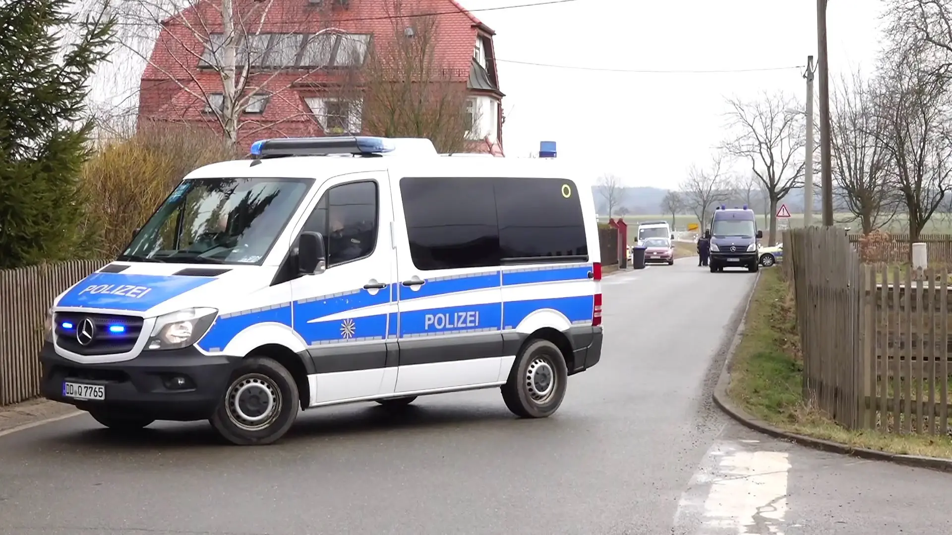Ein Polizeifahrzeug sichert die Straße in Neumark.