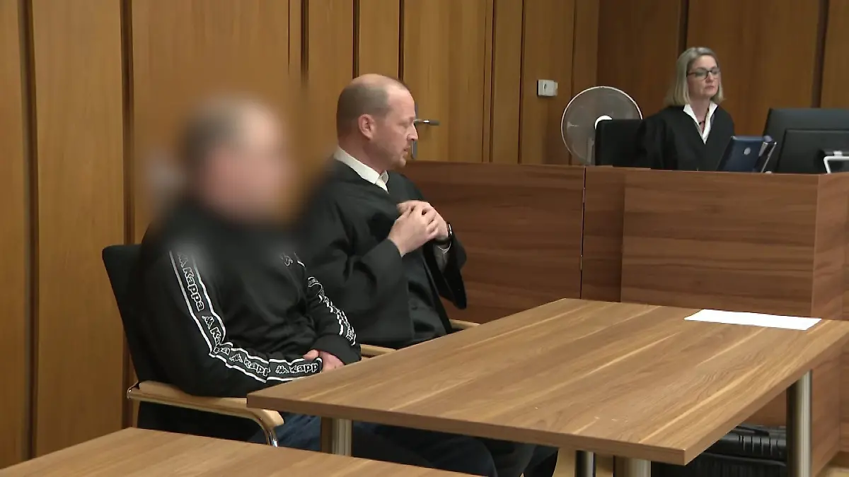 Immer wieder habe es ihn in die Notaufnahme gezogen, gibt Alexander S. vor Gericht an.