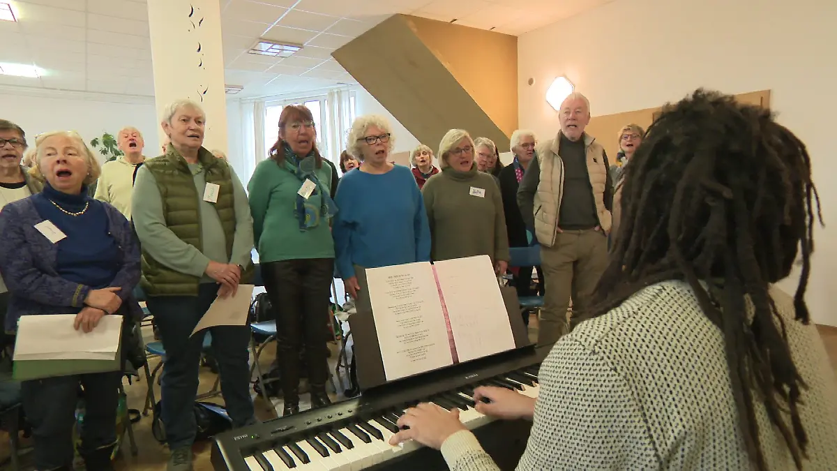 Der Himmel kann warten - und das muss er auch. Denn auf der Erde wird noch fleißig gesungen.