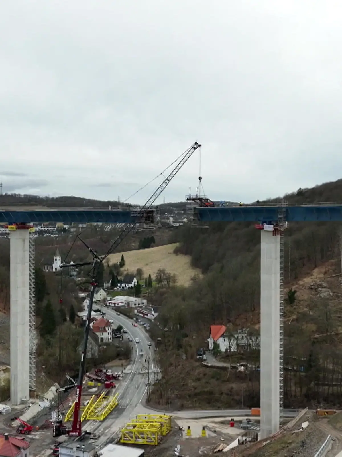 Bild zu: "Rahmedetalbrücke feiert Stahlhochzeit"