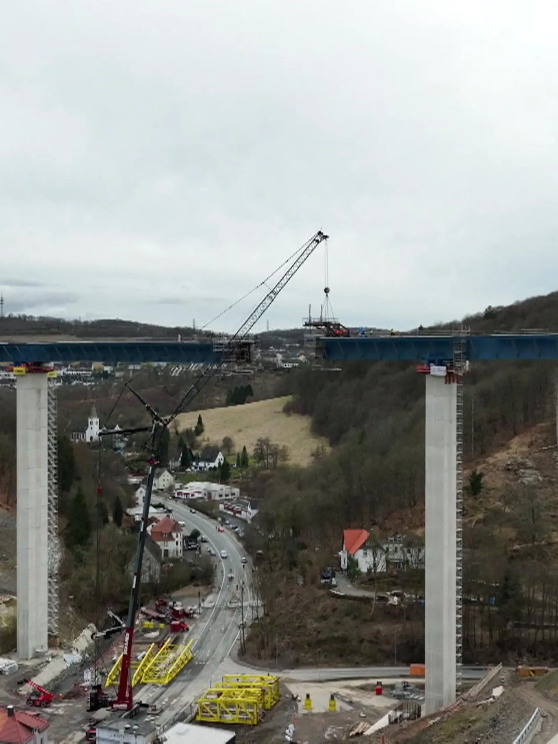 Bild zu: "Rahmedetalbrücke feiert Stahlhochzeit"