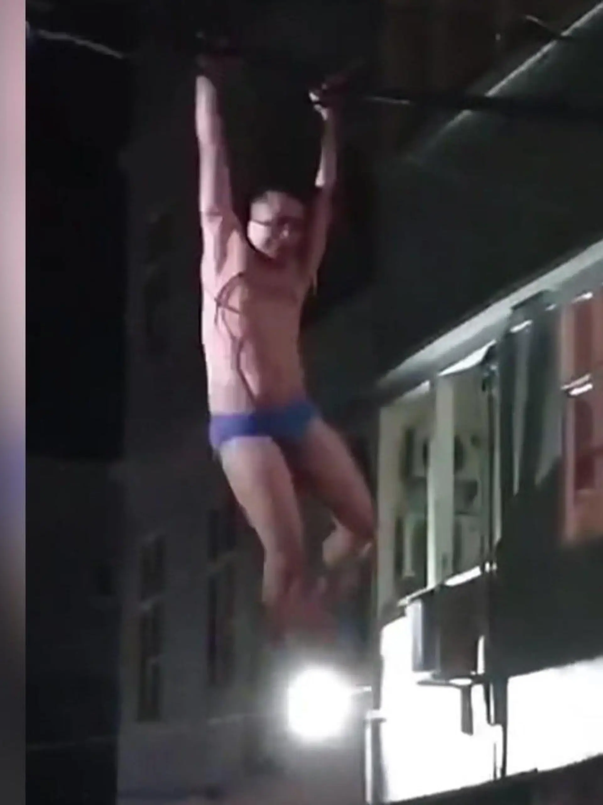 Bild zu: "Halbnackter (31) schwingt sich Tarzan-like von Hausdach"