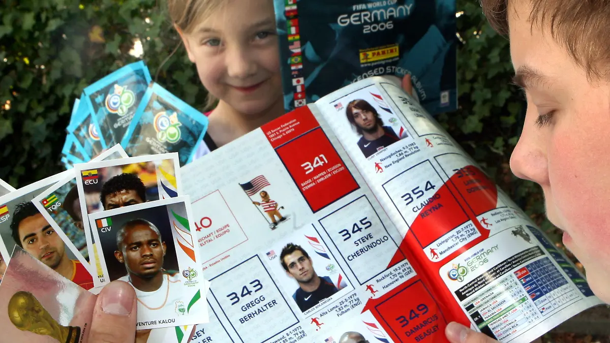 Sarah und Frederic (r) tauschen am Dienstag (02.05.2006) in Düsseldorf ihre Fußball-Sammelbilder. «Ein Ronaldinho für drei Figos» heißt eine der Formeln, die sich örtlich schon ergeben haben, nur wenige Tage nachdem der italienische Verlag Panini sein aktuelles Sammelalbum zur WM 2006 in Umlauf gebracht hat. Die neue Generation der Fußball- Knirpse erliegt der Faszination der farbigen Klebebildchen genauso, wie ihre Väter es bei allen WM-Turnieren seit 1970 vormachten - und zum Teil noch heute tun. 35 Millionen Tütchen mit je fünf Bildern hat Panini allein in Deutschland in den Handel gebracht - genauso viele, wie 2002 im Zuge der WM in Japan und Südkorea verkauft wurden. Foto: Achim Scheidemann dpa/lnw (ZU KORR "Pokerface auf dem Pausenhof: Fußballbilder wecken Händlertalente") +++(c) dpa - Report+++
