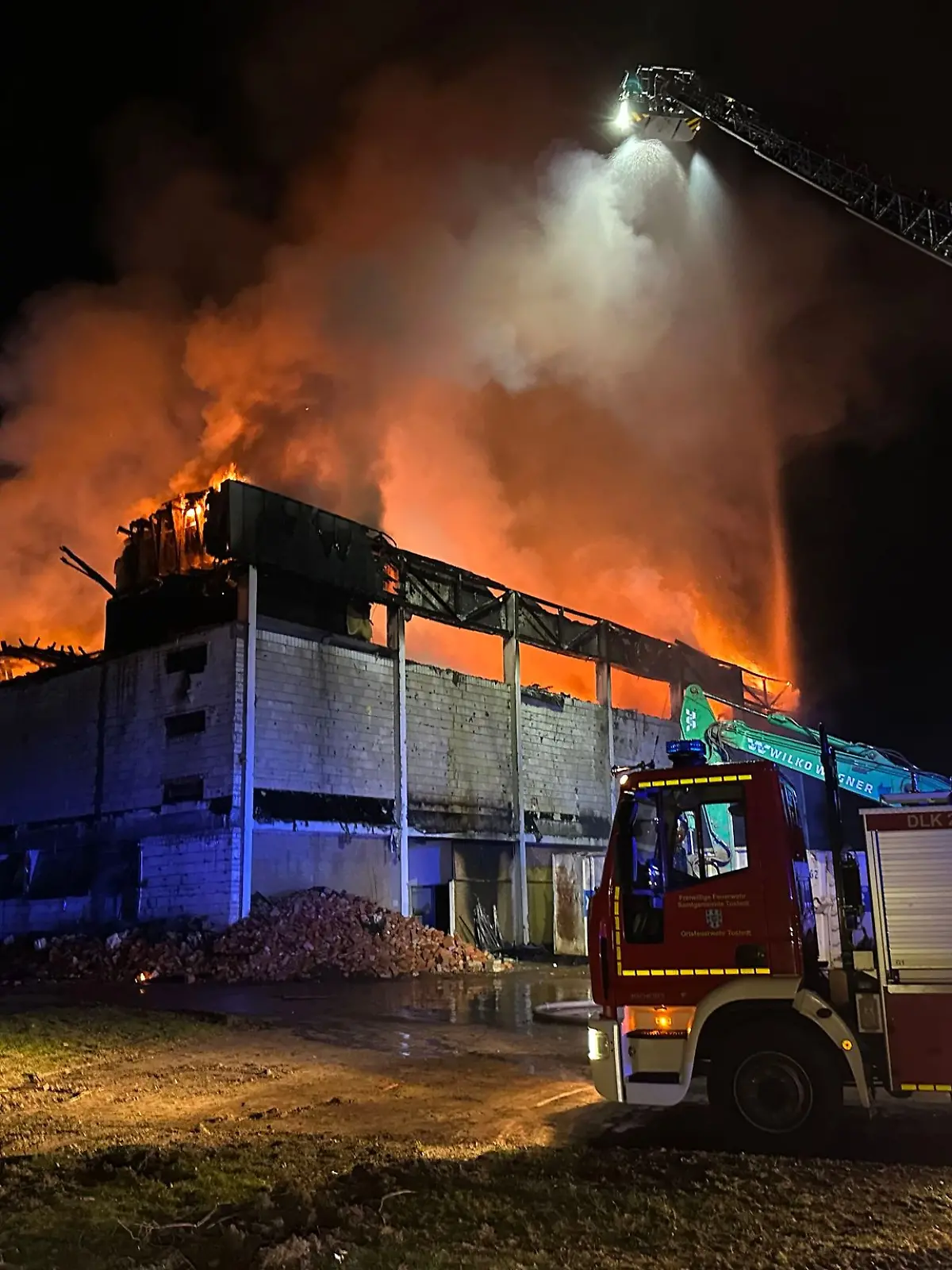 Bild zu: "Sporthalle brennt lichterloh – Schulen bleiben dicht"