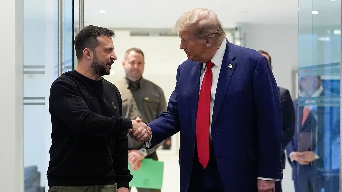 Haben sich angeblich auf einen Deal geeinigt: der ukrainische Staatschef Selenskyj und US-Präsident Trump. (Archivbild)
