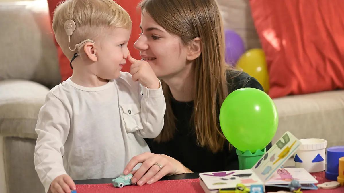 sohn;gehörlos;hörgerät;Bildverwendung nur mit Urhebervermerk: Iordache Magdalena/Shotshop/picture alliance. Keine Exlusivverkäufe möglich. || Modellfreigabe vorhanden