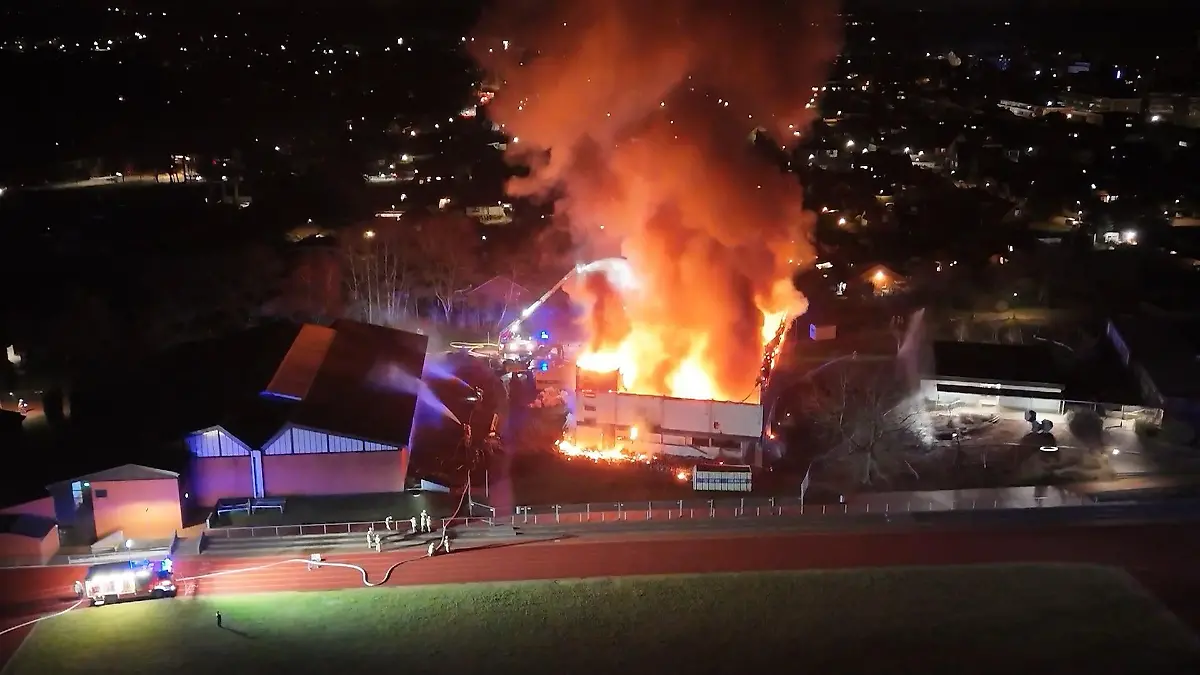 Sporthalle brennt lichterloh Unterricht an benachbarten Schulen fällt aus