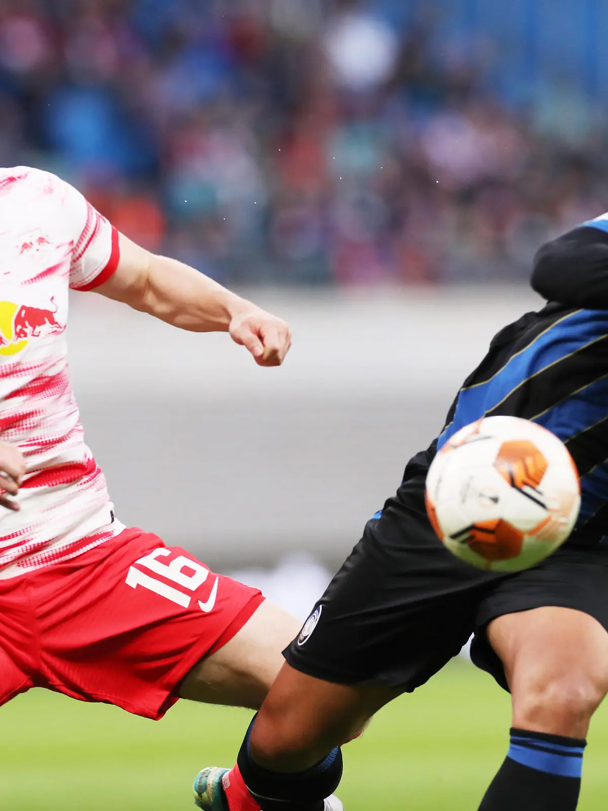  RB Leipzig - Bergamo / 07.04.2022 Leipzig, 07.04.2022, Red Bull Arena, Fussball, UEFA Europa League, Viertelfinale , RB Leipzig vs. Atalanta Bergamo , Im Bild von links Lukas Klostermann 16, RB Leipzig, Luis Muriel 9, Bergamo . , UEFA regulations prohibit any use of photographs as image sequences and/or quasi-video. *** RB Leipzig Bergamo 07 04 2022 Leipzig, 07 04 2022, Red Bull Arena, Football, UEFA Europa League, Quarterfinals , RB Leipzig vs Atalanta Bergamo , Pictured from left Lukas Klostermann 16, RB Leipzig , Luis Muriel 9, Bergamo , UEFA regulations prohibit any use of photographs as image sequences and or quasi video