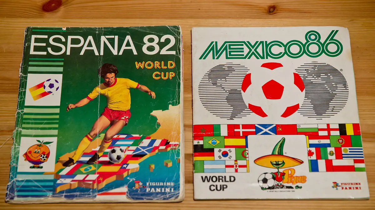 Fußball-Sammelalben von Panini der Weltmeisterschaften Spanien 1982 und Mexiko 1986, aufgenommen am 17.06.2014 in Nürnberg (Bayern). Foto: Daniel Karmann/dpa