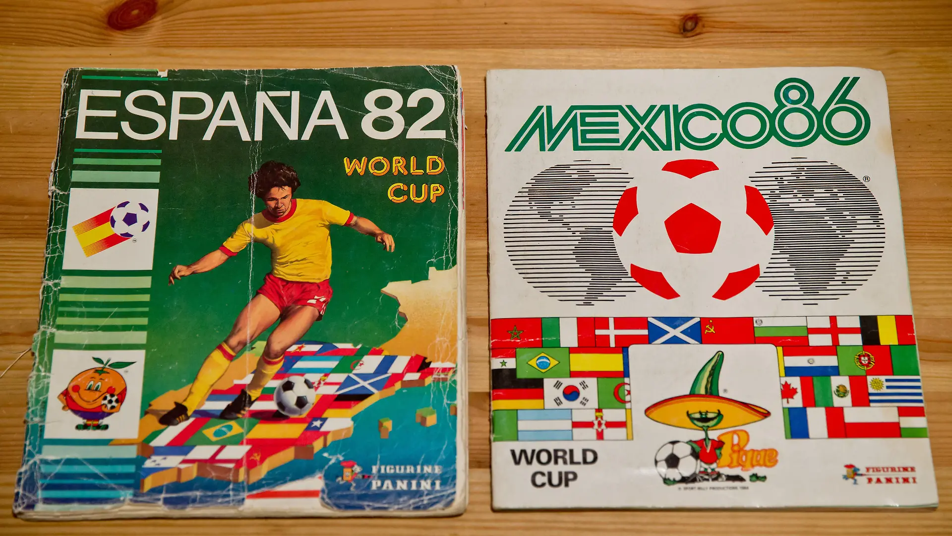 Fußball-Sammelalben von Panini der Weltmeisterschaften Spanien 1982 und Mexiko 1986, aufgenommen am 17.06.2014 in Nürnberg (Bayern). Foto: Daniel Karmann/dpa