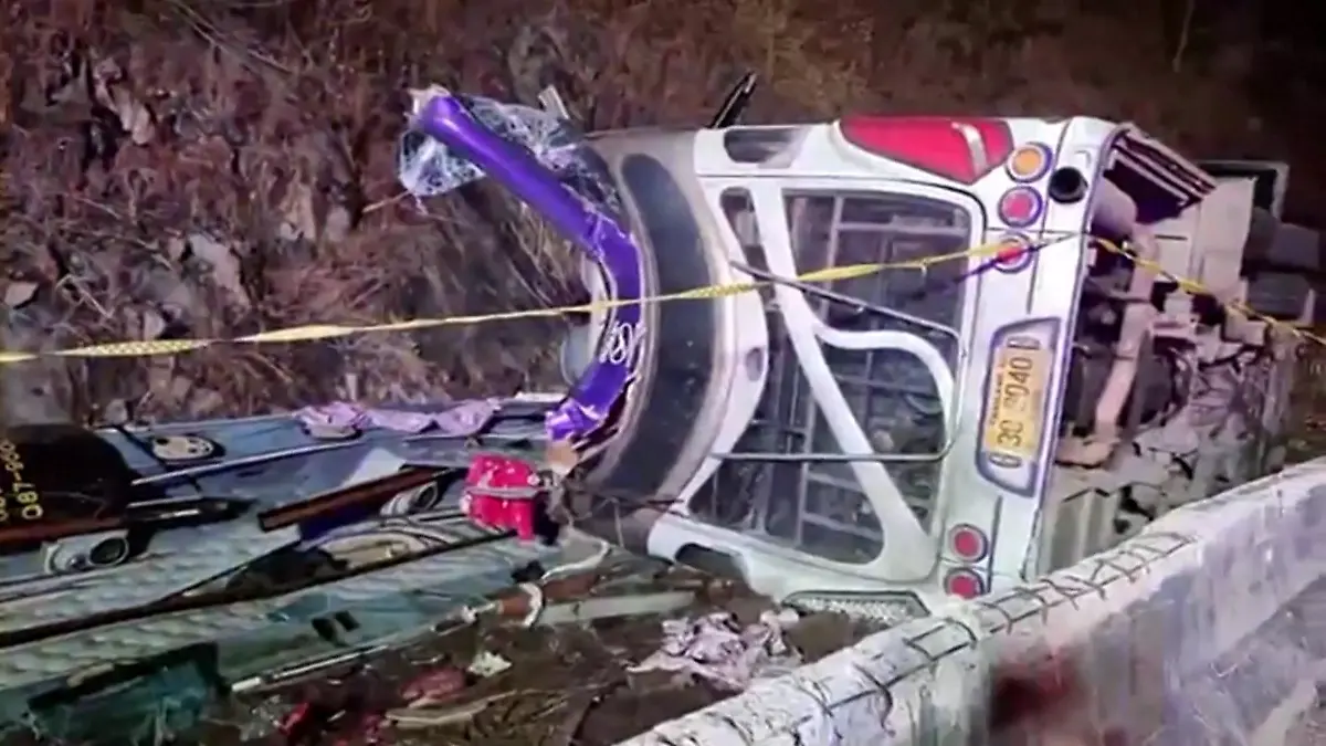 Mindestens 18 Menschen sterben bei einem schweren Busunfall in Thailand. Der Bus stürzte in einen Graben und lag auf der Seite.