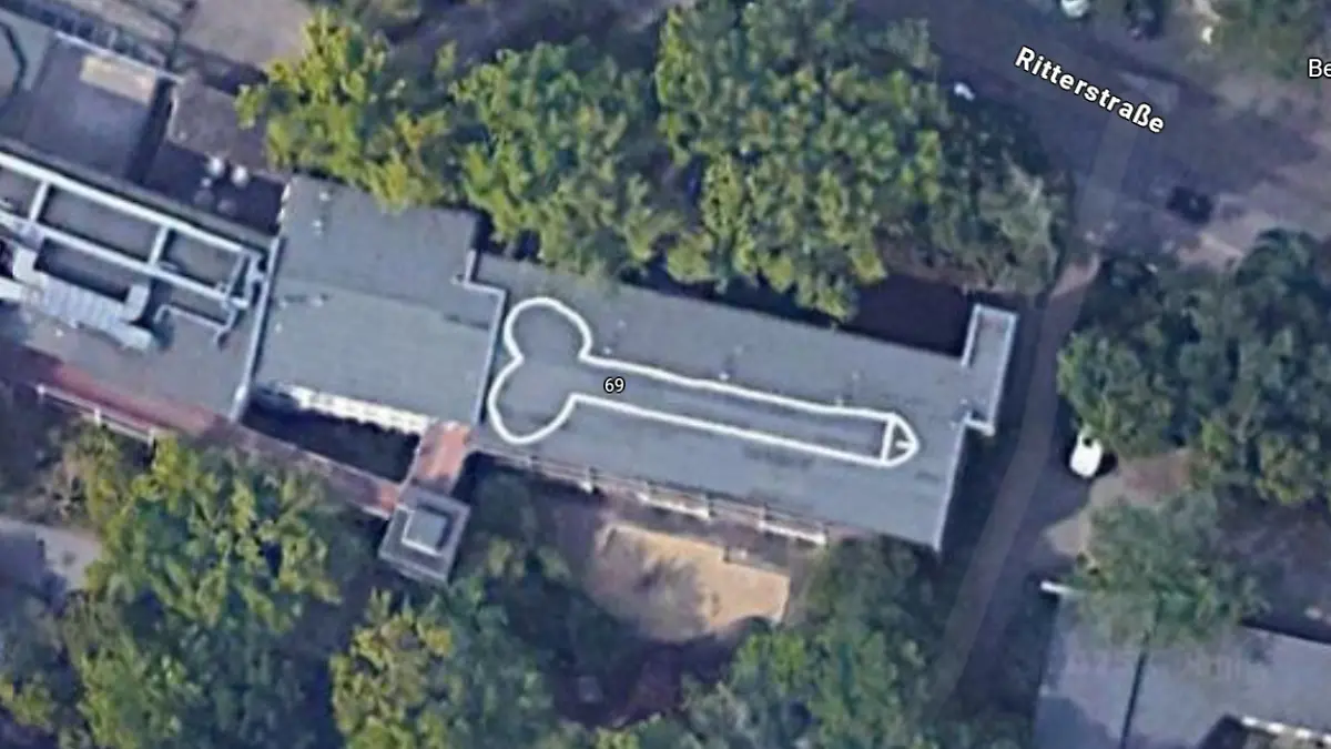 Ein gemalter Penis auf einem Dach.