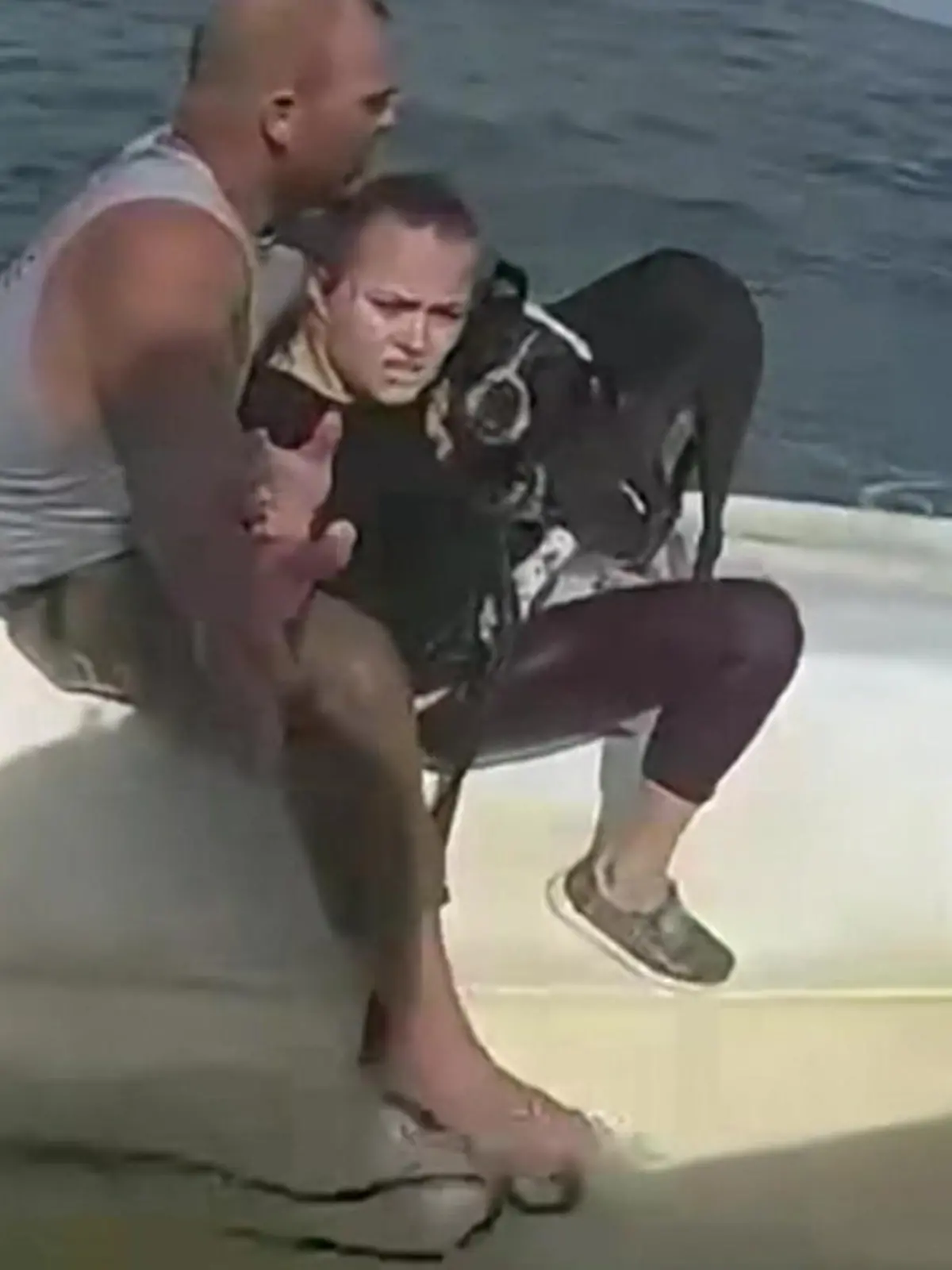 Bild zu: "Boot kentert in stürmischer See – dann geschieht ein Wunder"