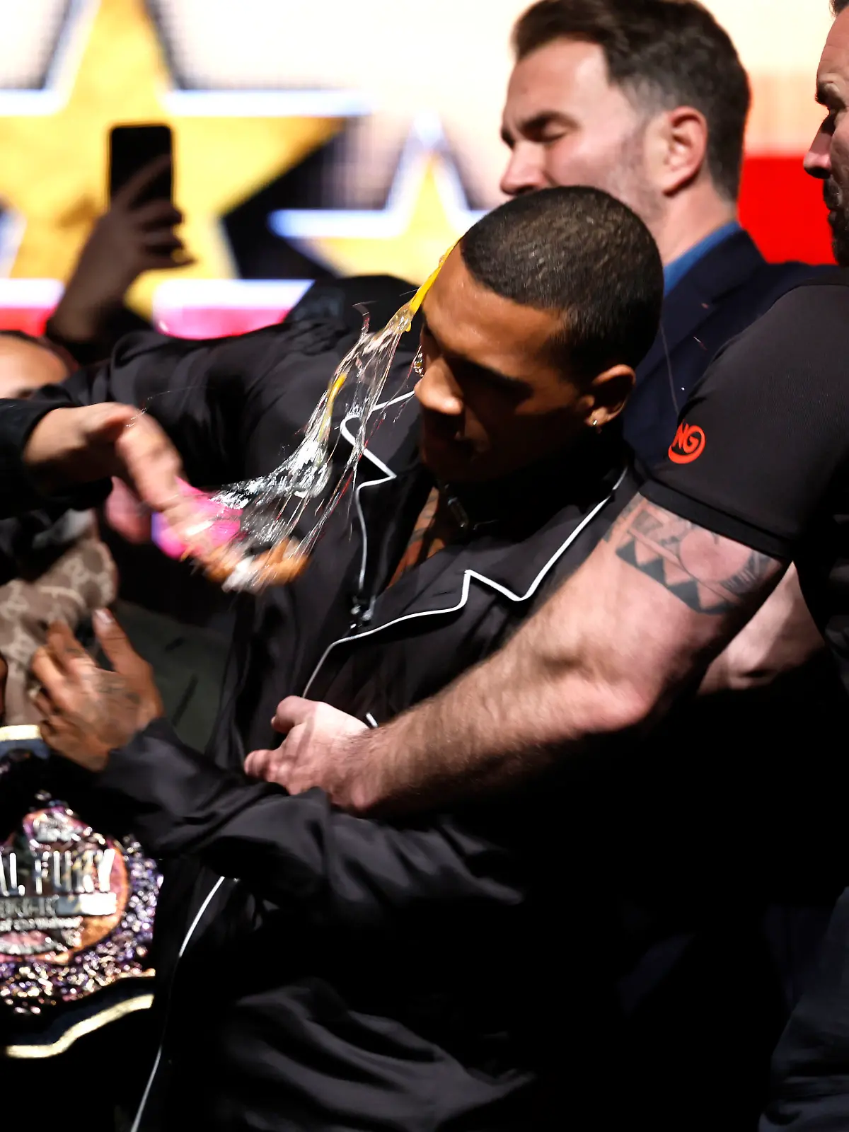 Conor Benn bekommt ein Ei ins Gesicht geklatscht.