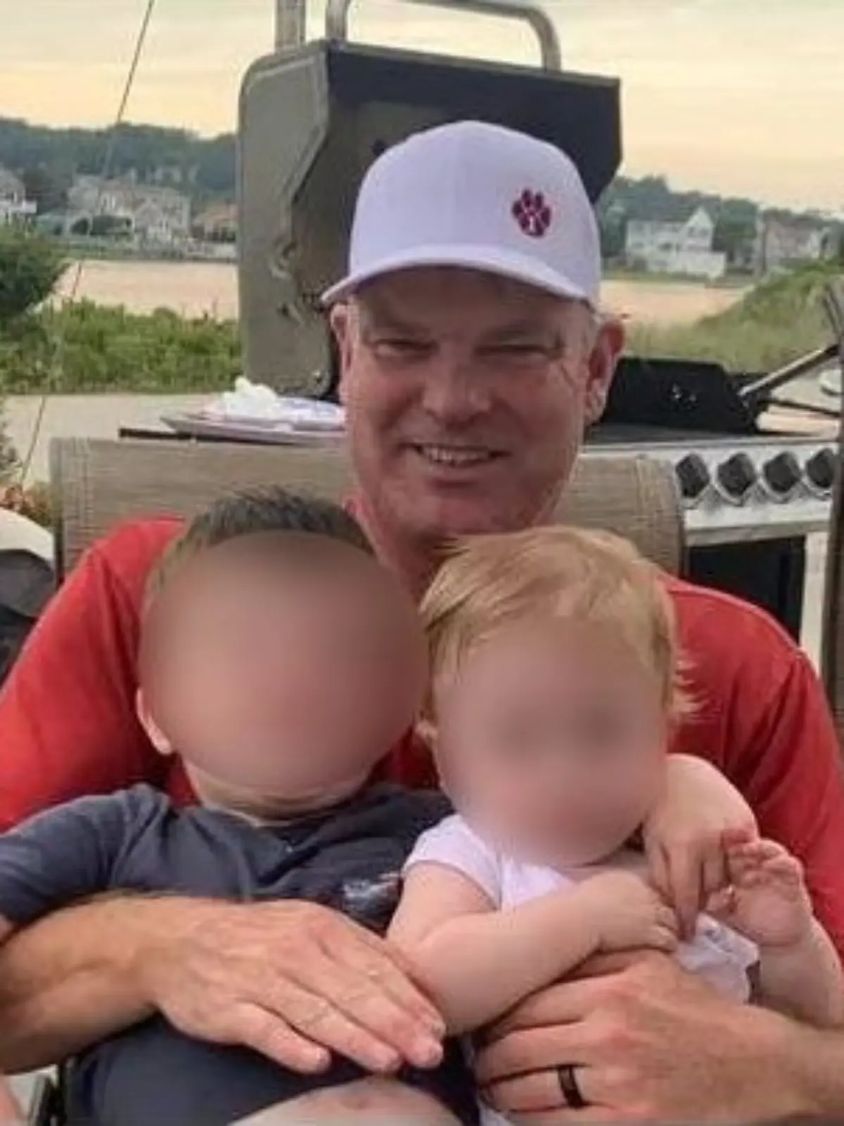 Mark Walsh und seine beiden Kinder.