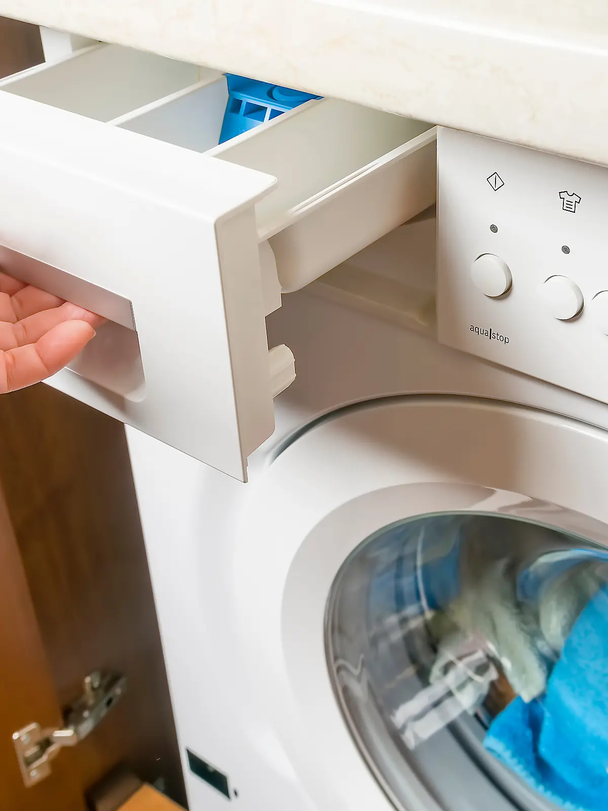Warum steht manchmal Wasser im Weichspülerfach der Waschmaschine?