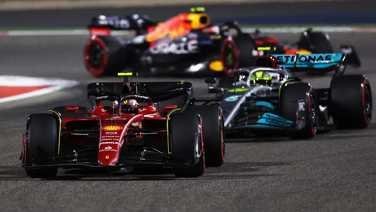 BAHRAIN, BAHRAIN - MARCH 20: Carlos Sainz of Spain driving (55) the Ferrari F1-75 leads Lewis Hamilton of Great Britain driving the (44) Mercedes AMG Petronas F1 Team W13 during the F1 Grand Prix of Bahrain at Bahrain International Circuit on March 20, 2022 in Bahrain, Bahrain. (Photo by Lars Baron/Getty Images)