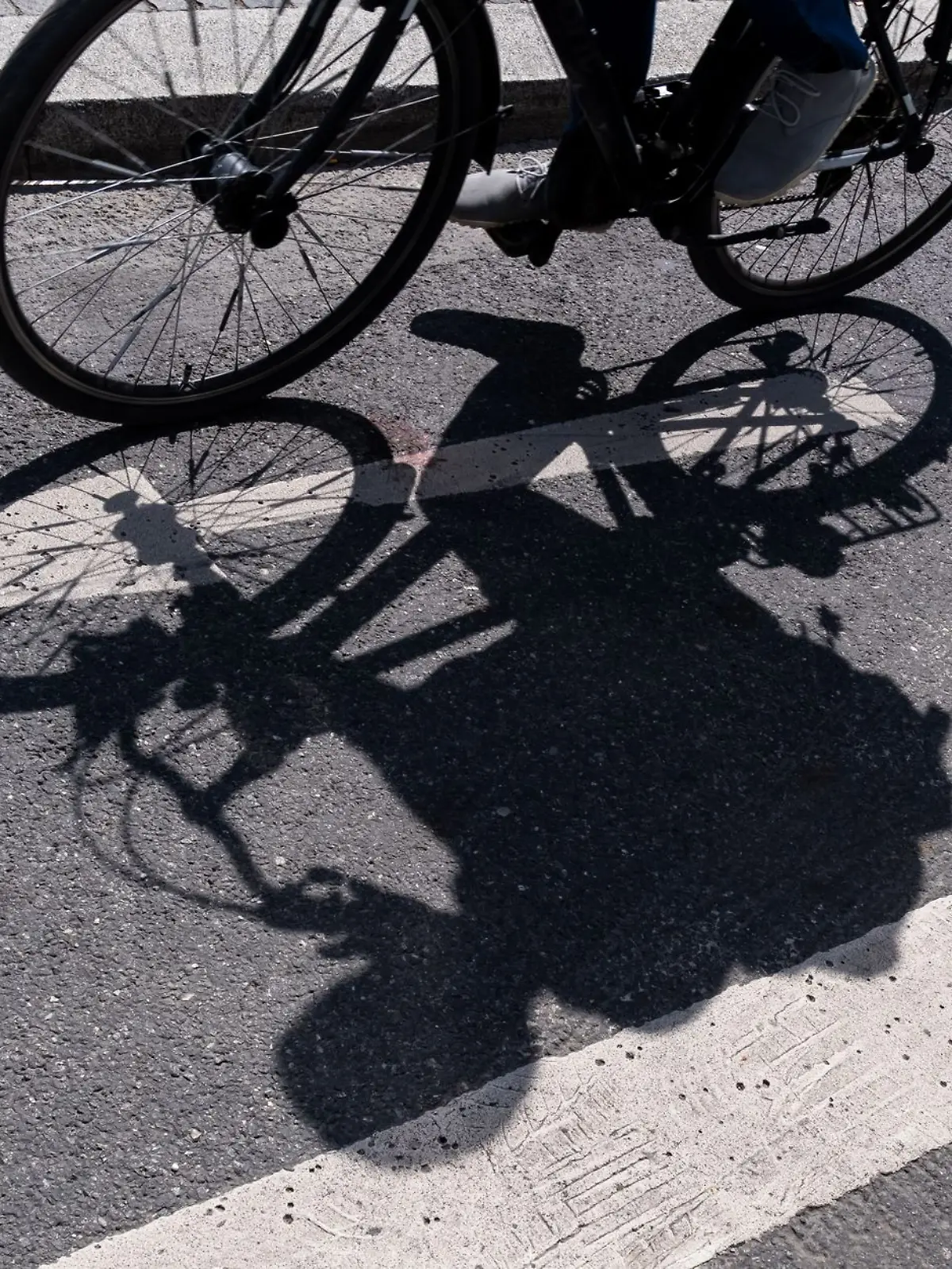 Bild zu: "Radfahrer fährt Fußgängerin um und flieht"