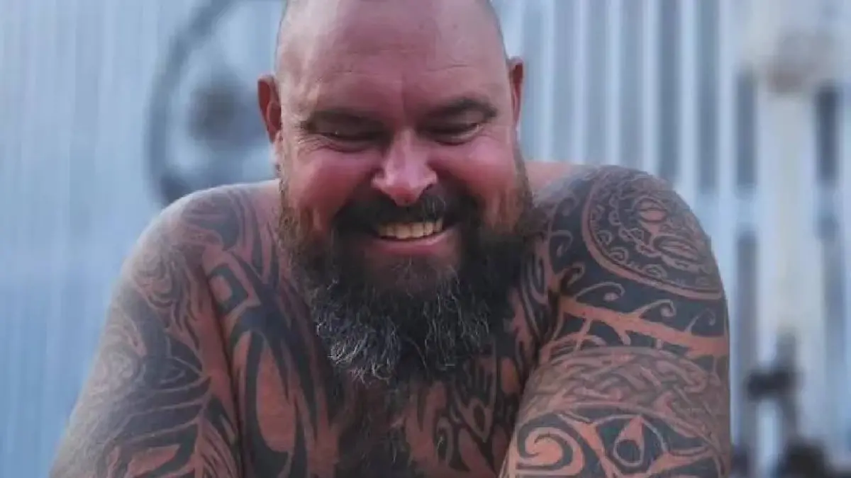 Peter Hockey stirbt bei einem Unfall mit einem Rasenmäher.