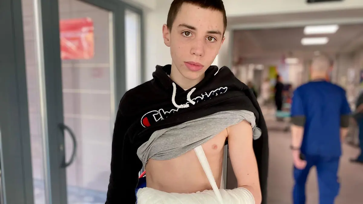 Yuriy wurde offenbar von russischen Soldaten verletzt. Sein Vater sei vor seinen Augen erschossen worden, erzählt er.