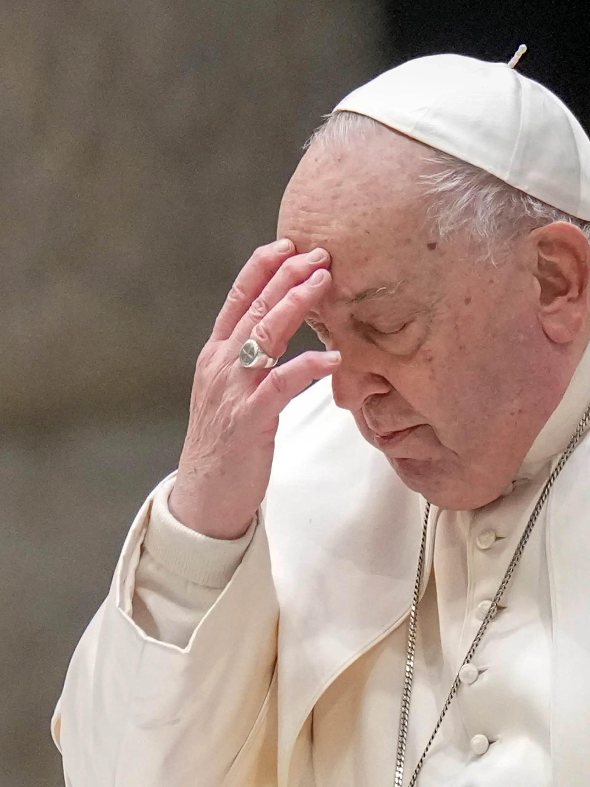 ARCHIV - 01.02.2025, Vatikan, Vatikanstadt: Papst Franziskus hält eine Jubiläumsaudienz in der Halle Papst Paul VI. im Vatikan.