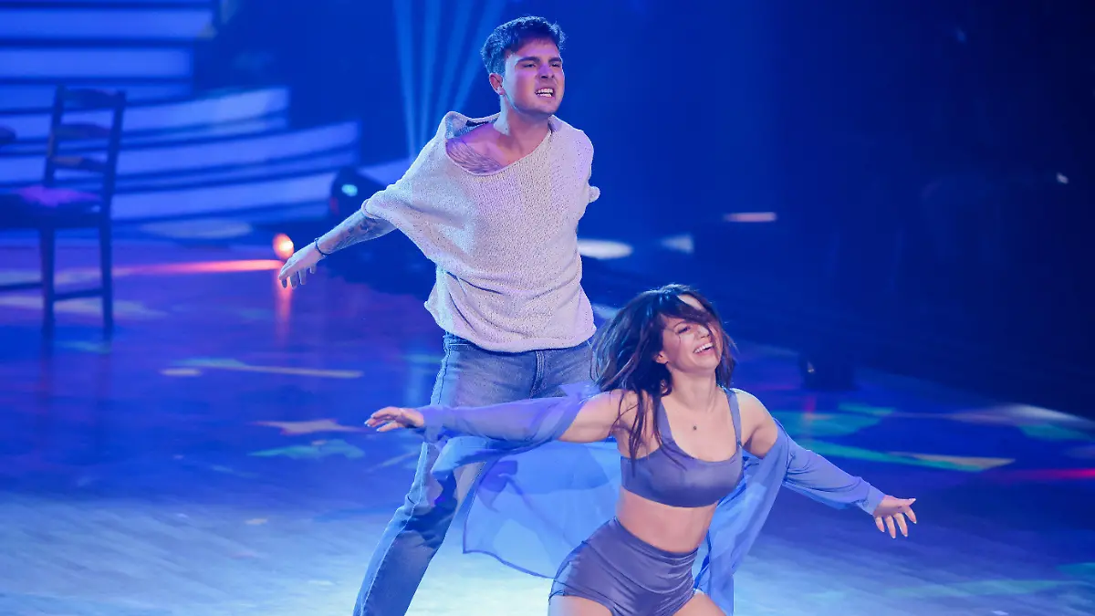 01.04.2022, Nordrhein-Westfalen, Köln: Mike Singer, Sänger, und Christina Luft, Profitänzerin, tanzen in der RTL-Tanzshow "Let's Dance" im Coloneum. Foto: Rolf Vennenbernd/dpa +++ dpa-Bildfunk +++