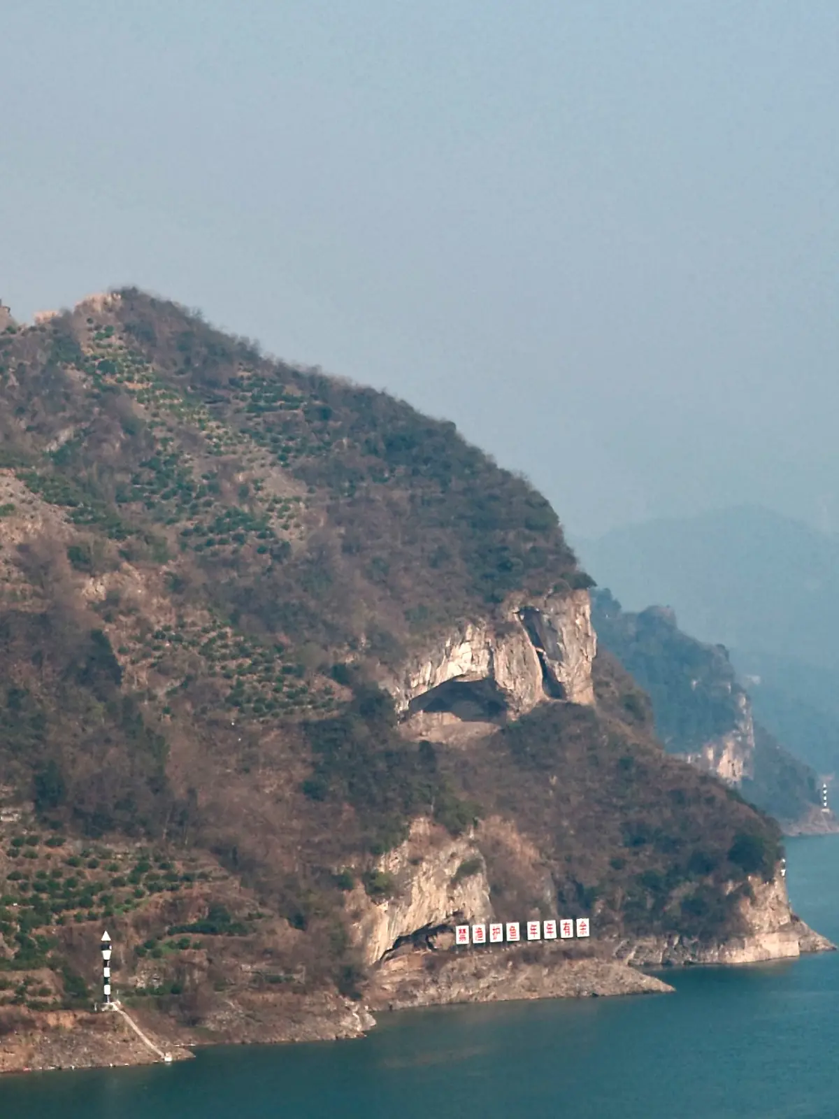 Auf diesem Foto, das am 20. Januar 2025 aufgenommen und von Guo Qingshan veröffentlicht wurde, ist eine Felsformation zu erkennen, die 2025 in China aufgrund ihrer Form, die an einem Hundekopf erinnert, als „Welpenberg” bekannt wurde. 