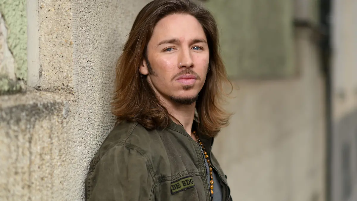 Der Sänger Gil Ofarim lehnt an einer Hauswand. Ofarims neues Album „Alles auf Hoffnung“ erscheint am 28.02.2020.