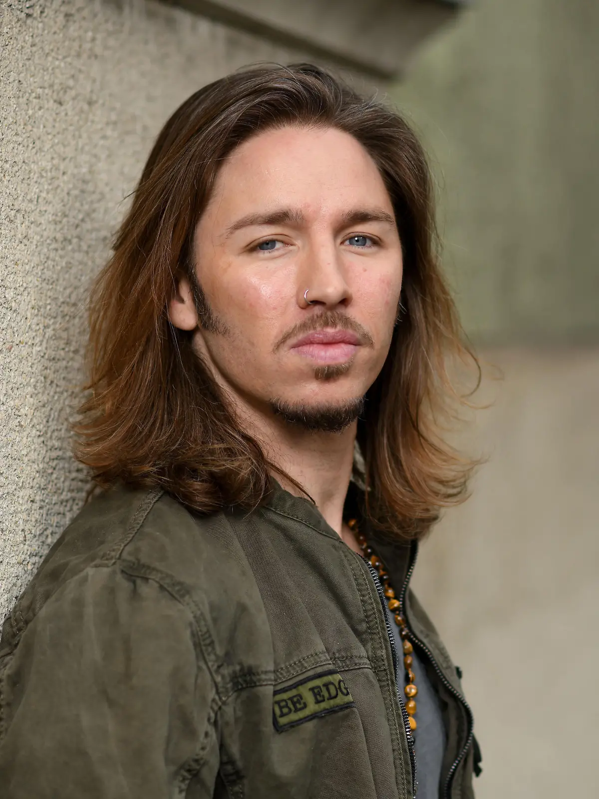 Der Sänger Gil Ofarim lehnt an einer Hauswand. Ofarims neues Album „Alles auf Hoffnung“ erscheint am 28.02.2020.