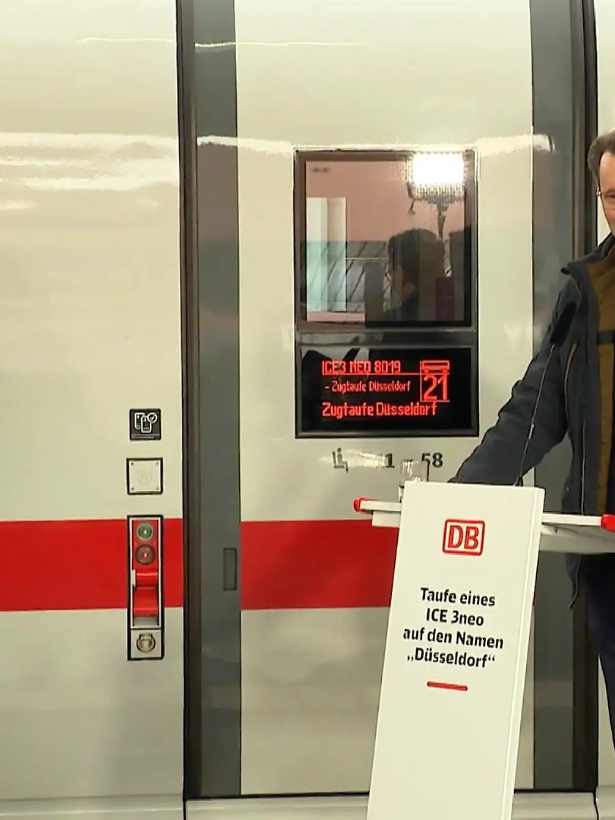Bild zu: "Neuer ICE „Düsseldorf“ rollt im Karnevals-Design durch Europa"