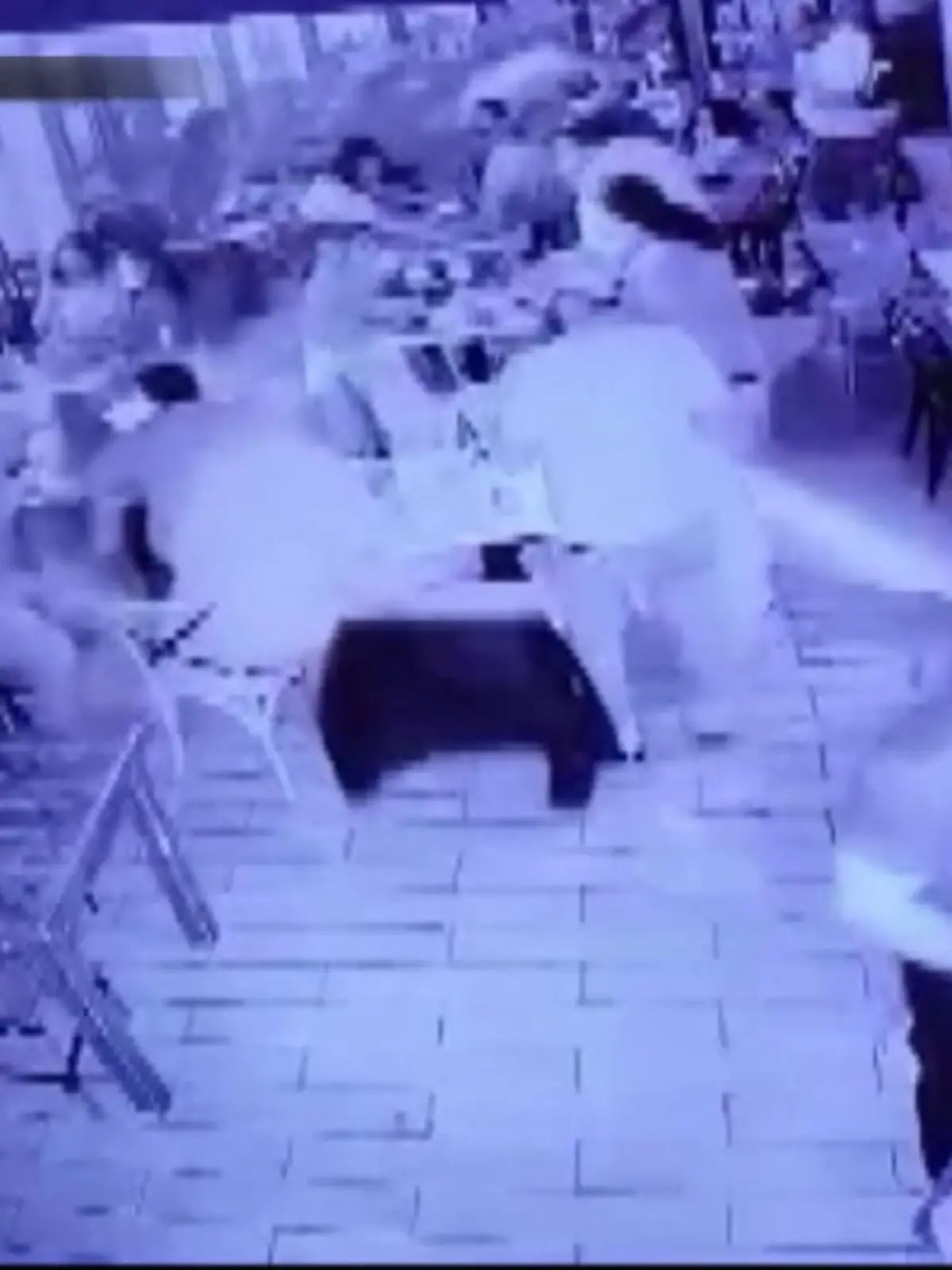 Während die Gäste in einem Restaurant im US-Bundesstaat Massachusetts gemütlich frühstücken, rast ein Auto in die Scheibe. Überwachungskameras filmen die dramatischen Szenen von innen und außen. Die Bilder zeigen wir im Video.