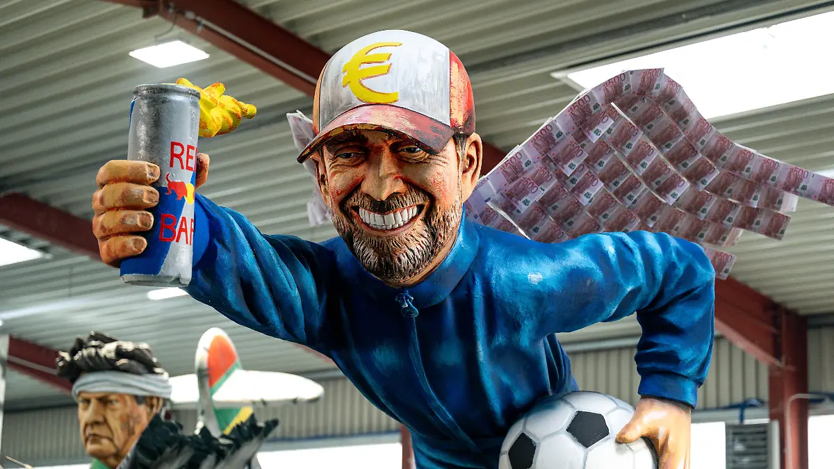 Jürgen Klopp mit Flügeln aus Geldscheinen.