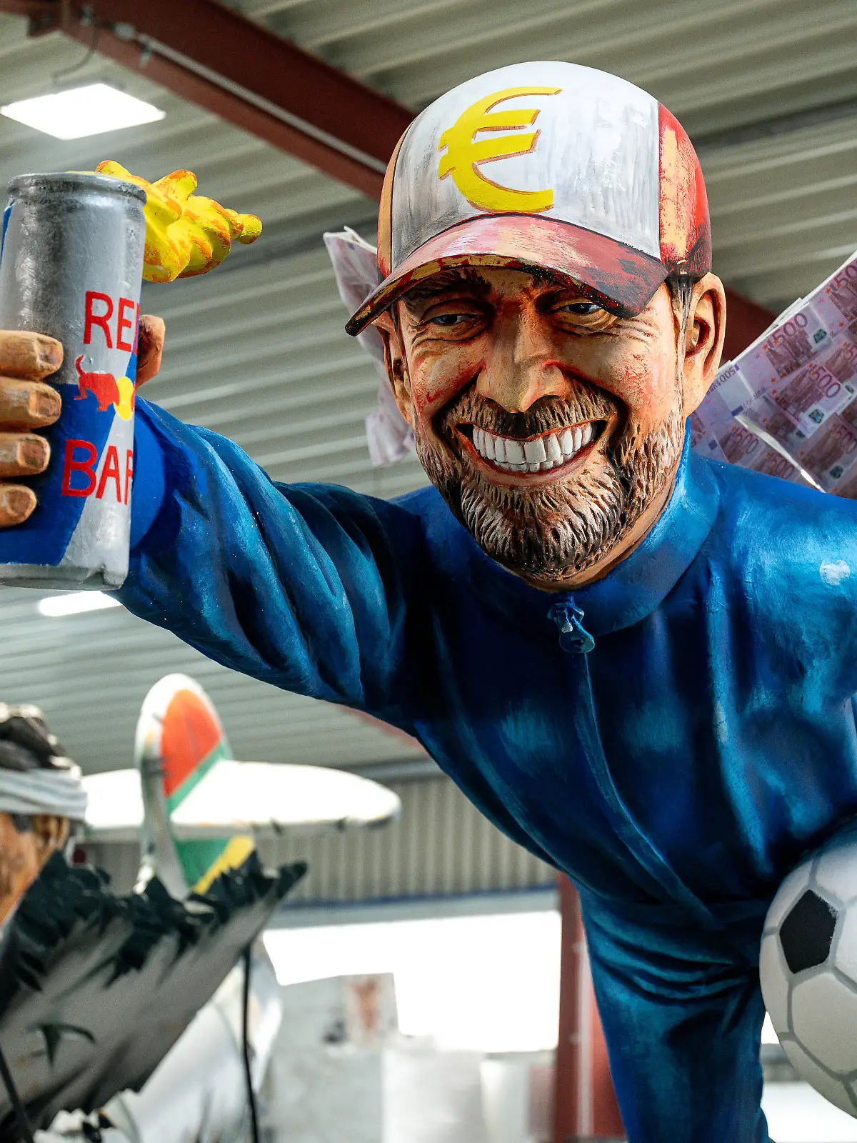 Jürgen Klopp mit Flügeln aus Geldscheinen.