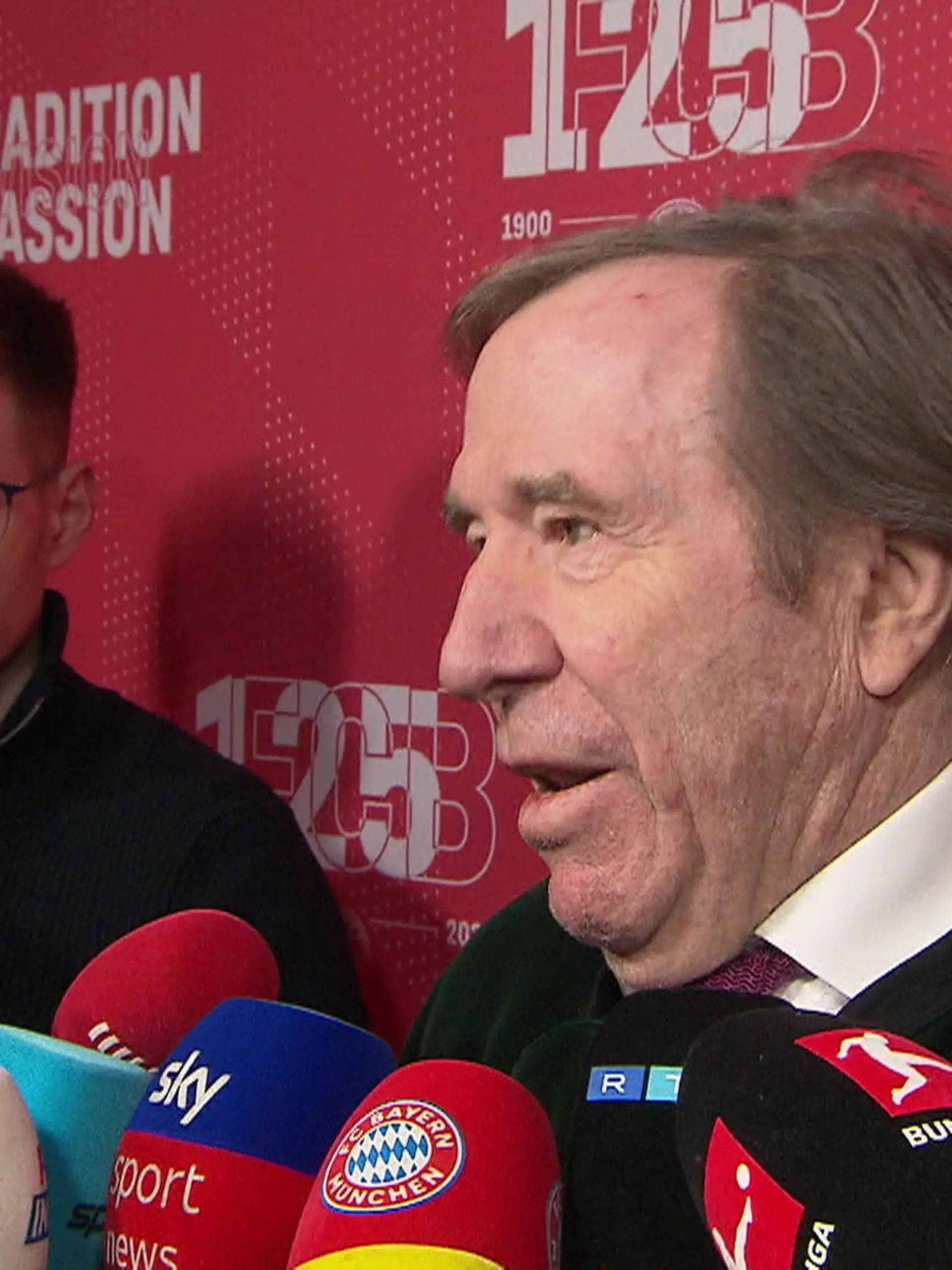 Bild zu: "Den Tränen nahe - Günter Netzer vermisst seinen Freund"