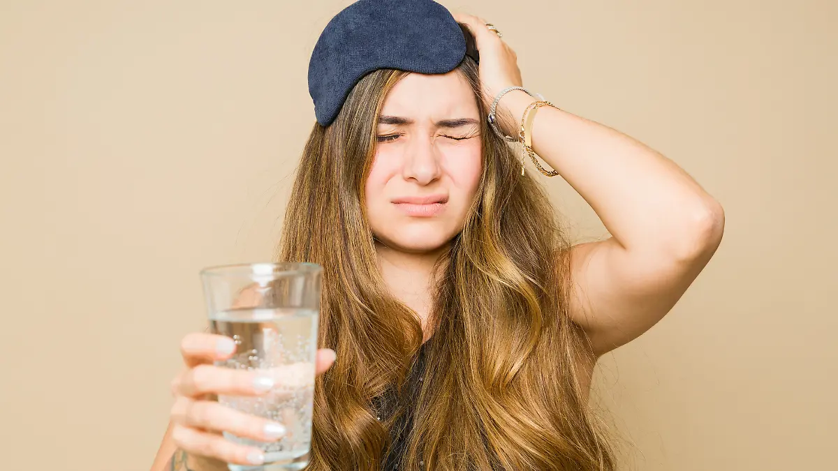 Eine junge Frau hat einen Kater.