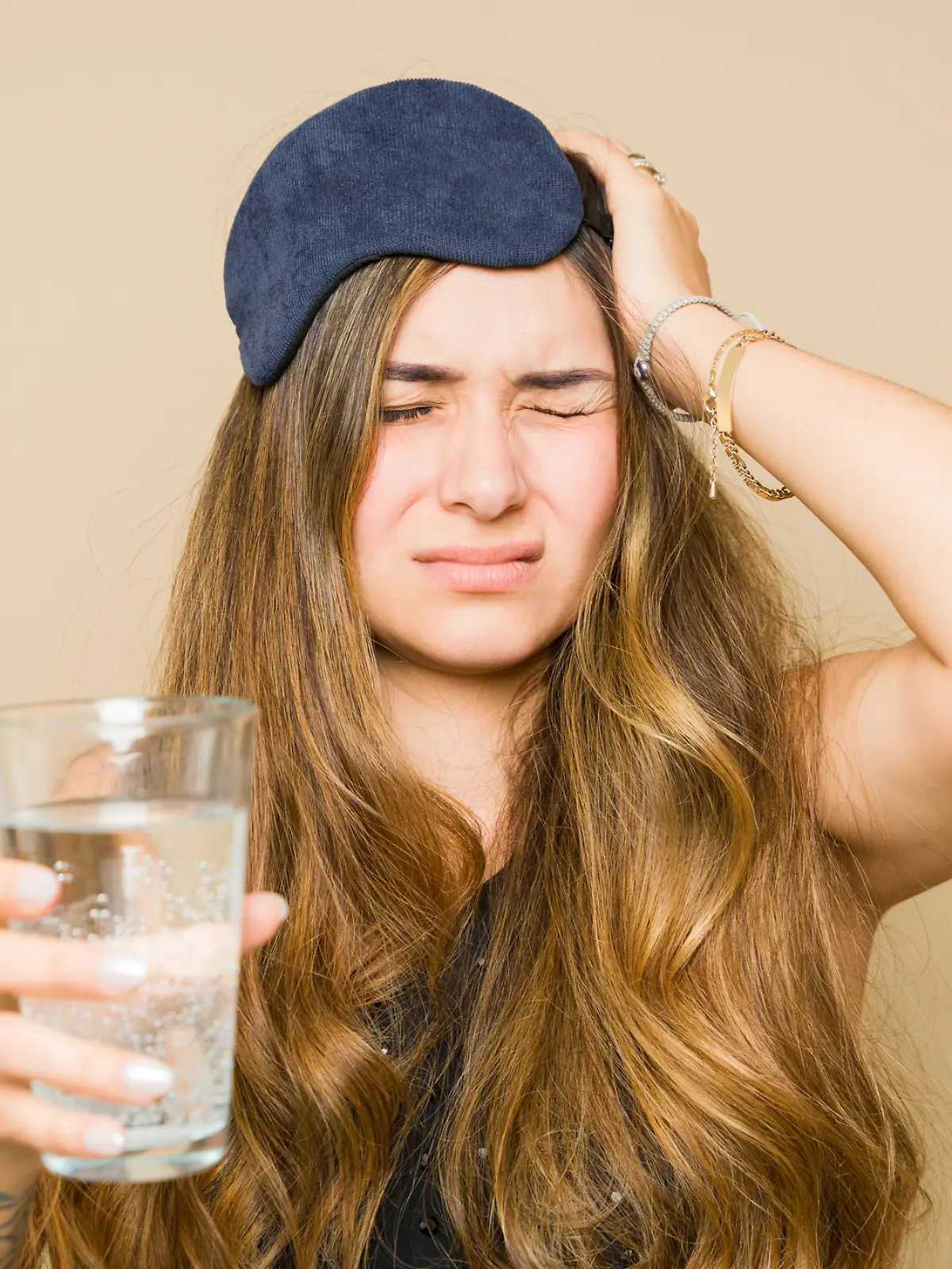 Eine junge Frau hat einen Kater.