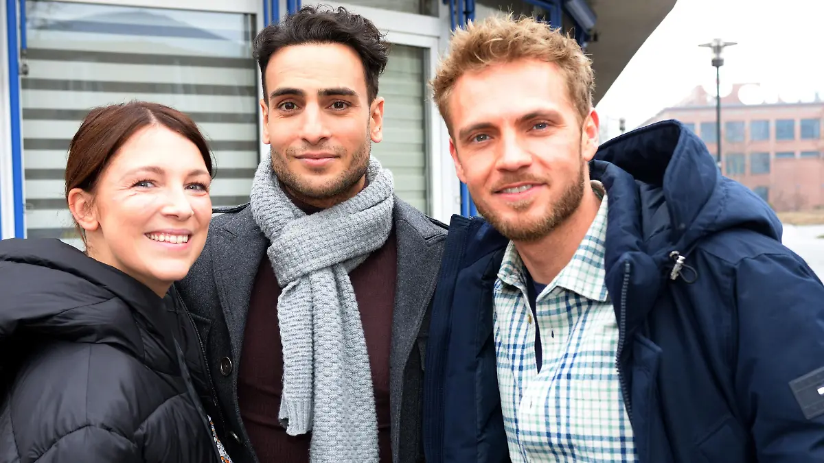 Endlich haben sie ihn wieder. Iris und Niklas sind froh, dass Timur wieder zurück am Set ist. 