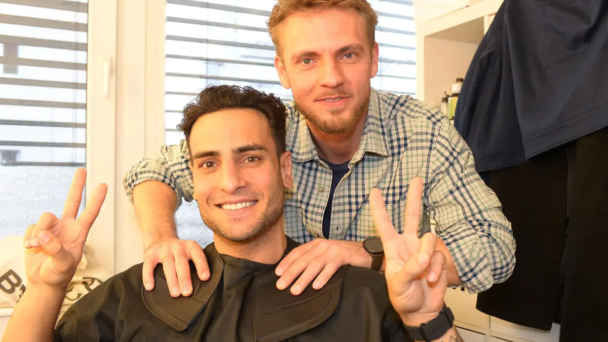 Timur bekommt im Styling direkt mal Besuch von seinem Kollegen Niklas Osterloh. 