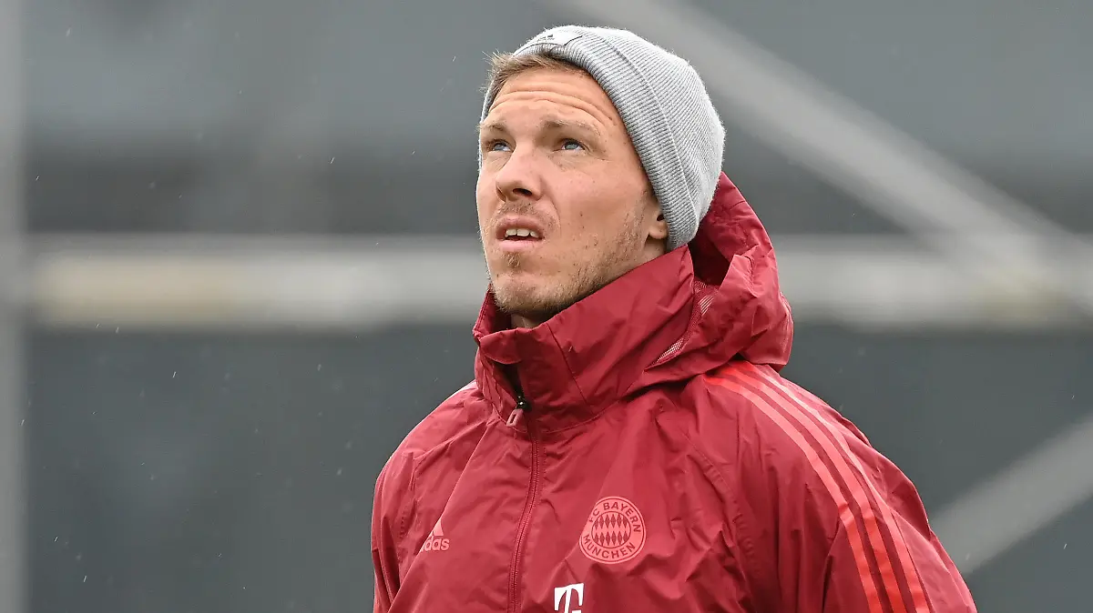 Trainer Julian NAGELSMANN (Bayern Muenchen), blickt unglaeubig nach oben, Einzelbild,angeschnittenes Einzelmotiv, Halbfigur,halbe Figur. ABSCHLUSSTRAINING. Fussball Champions League/ Viertellfinale FC Villarreal -FC Bayern Muenchen am 05.04.2022