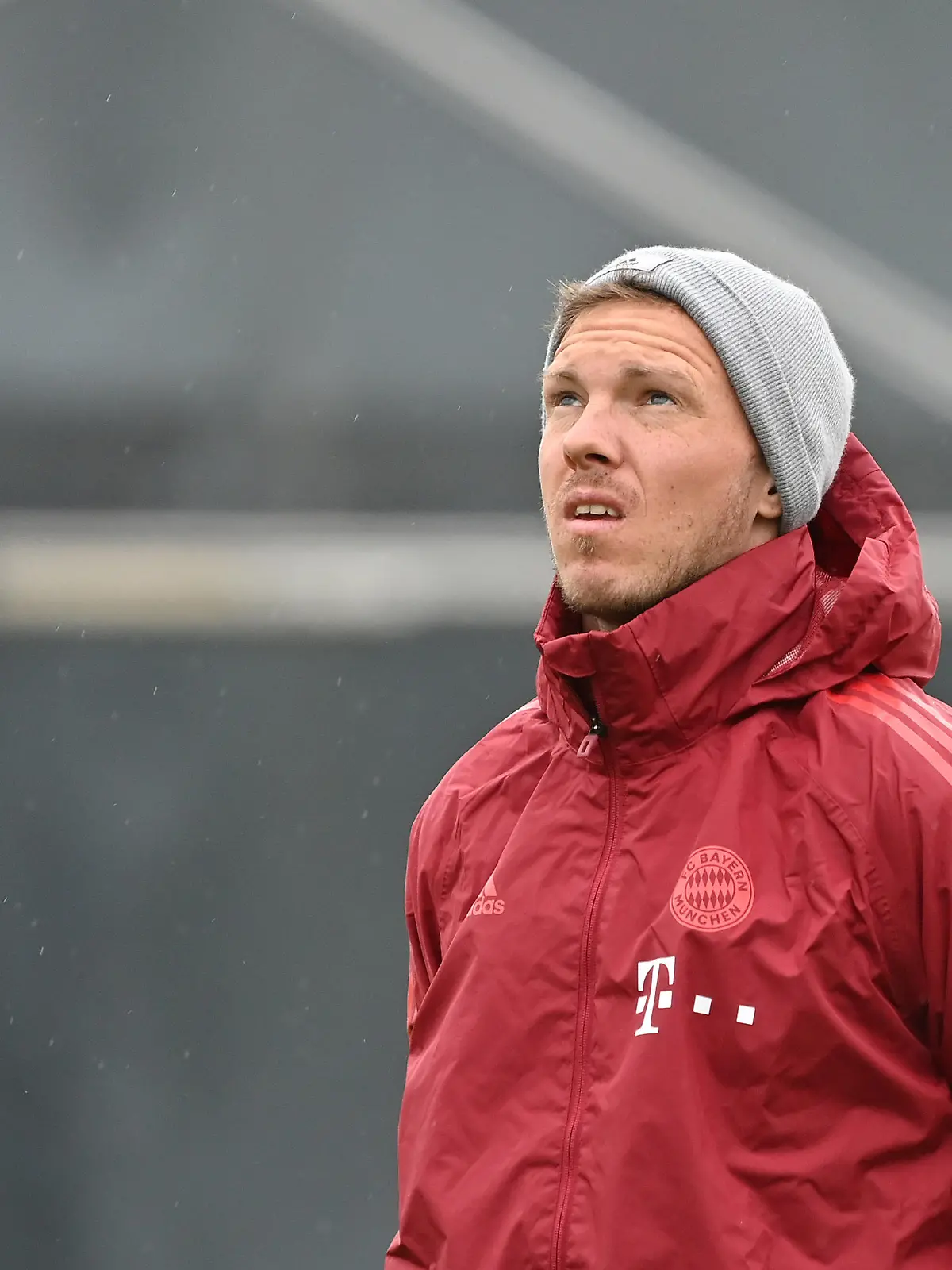 Trainer Julian NAGELSMANN (Bayern Muenchen), blickt unglaeubig nach oben, Einzelbild,angeschnittenes Einzelmotiv, Halbfigur,halbe Figur. ABSCHLUSSTRAINING. Fussball Champions League/ Viertellfinale FC Villarreal -FC Bayern Muenchen am 05.04.2022