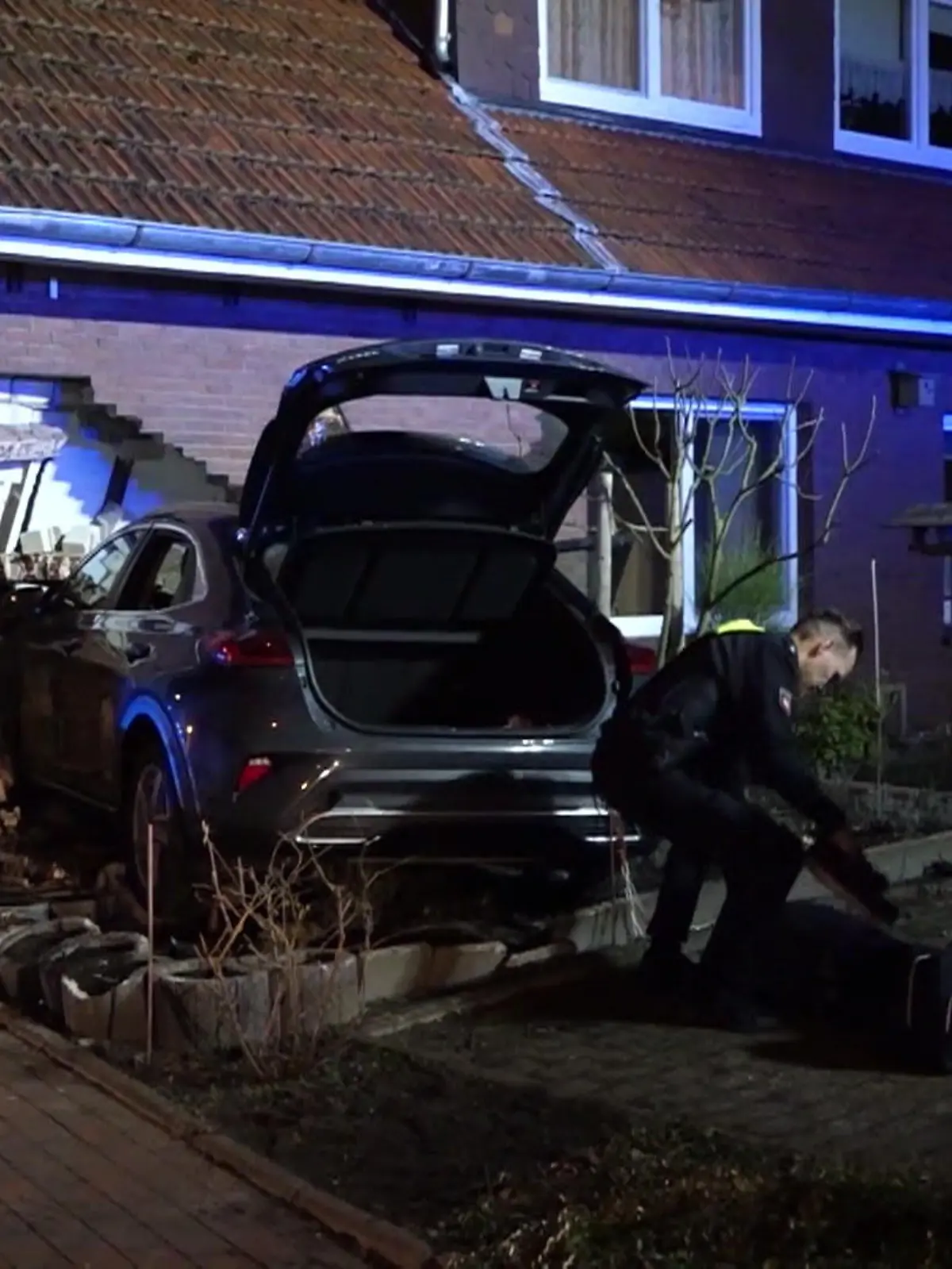 Auto crasht in Schlafzimmer. 