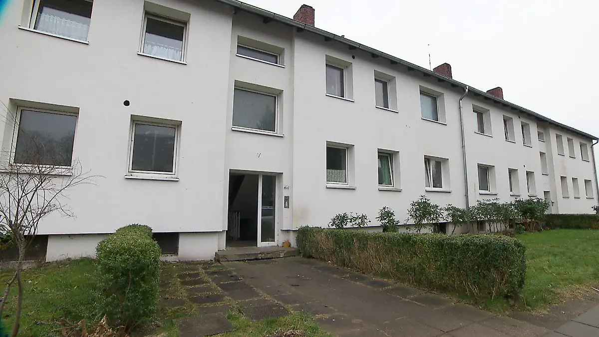 Von außen sieht man dem Mietshaus den katastrophalen Zustand nicht an. 