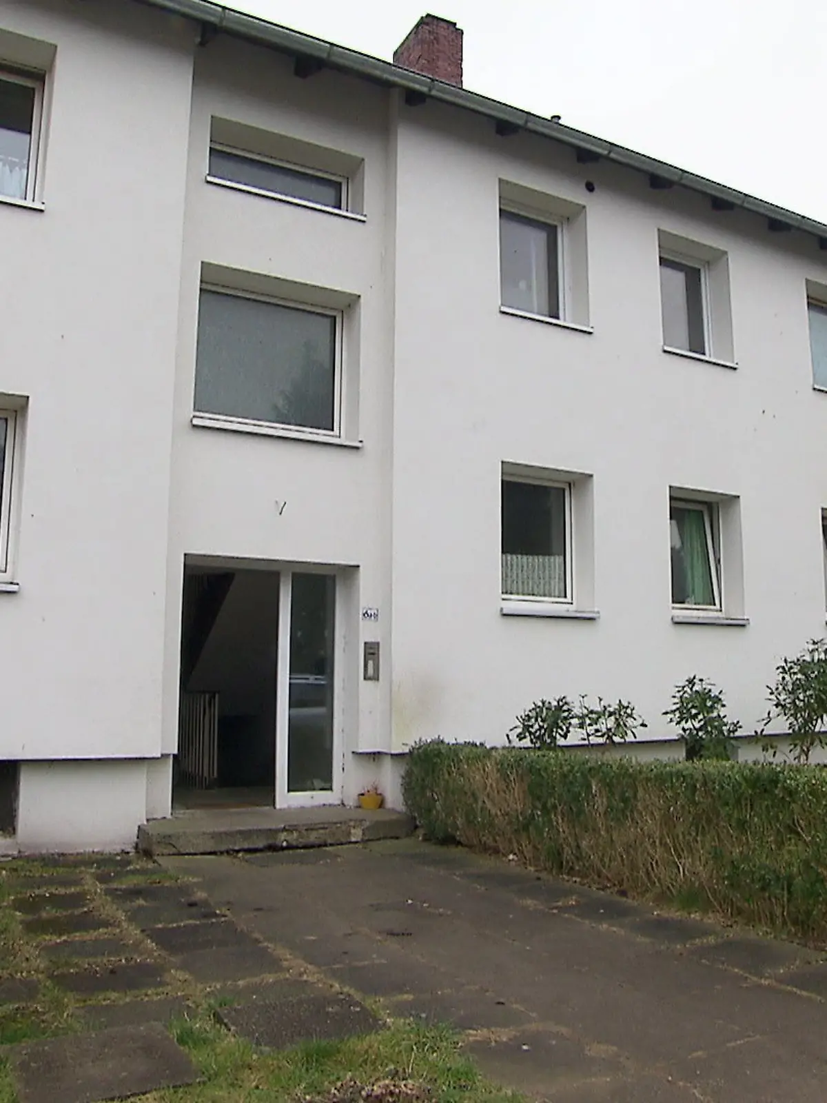 Von außen sieht man dem Mietshaus den katastrophalen Zustand nicht an. 